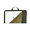 Ein weißer Laptop mit HP-Logo in einer halb geöffneten, olivgrünen Laptoptasche mit weichem Innenfutter.