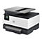 Ein weißer und grauer HP OfficeJet Pro Drucker, der auf einer weißen Oberfläche steht. Der Deckel ist geöffnet und das Bedienfeld zeigt Optionen an.
