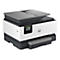 Une imprimante HP OfficeJet Pro blanche et grise. Diverses fonctions sont affichées sur l'écran tactile. Le logo HP est visible sur le devant.
