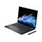 Ein graues Laptop mit geöffnetem Bildschirm, auf dem blaue und weiße Formen zu sehen sind. Rechts daneben ein schwarzer Stift.