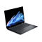 Ein graues Laptop mit geöffnetem Display. Auf dem Bildschirm sind blaue und weiße, wellenförmige Formen zu sehen. Auf der Tastatur steht "OmniBook Ultra".
