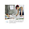 Une femme aux cheveux roux dessine sur une table sur un plan de construction. Il y a aussi des nuanciers, des maquettes de bâtiments et d'autres plans sur la table.