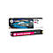 Een HP PageWide 973x magenta inktcartridge. Verpakking met treinmotief en cartridge body op een witte achtergrond.