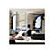 Person bearbeitet Dokumente am Computer im BÃ¼ro. Im Hintergrund weitere Personen am Arbeitsplatz.