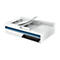 Ein weißer Scanner mit einem geöffneten Deckel, darüber ein blauer Streifen. Auf der Bedienleiste sind Symbole für Funktionen.