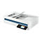 Weißer Scanner mit geöffneter Deckelklappe, darunter eine blaue Leiste. Auf dem Display werden verschiedene Funktionen angezeigt.