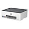 Ein weiß-grauer HP Smart Tank 5105 Drucker, auf weißem Grund. Auf der Vorderseite sind farbige Tintenpatronen zu sehen. Oben links befinden sich einige Bedienknöpfe. Auf der Vorderseite steht „HP Smart Tank 5105".