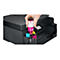 Nahaufnahme einer Hand, die eine magenta Tintenpatrone in einen Drucker einsetzt. Der Drucker ist schwarz, auf dem Display steht "July 15 2019 11:00 AM".