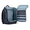 Offener schwarzer Rucksack mit hellblauem Innenfutter und verschiedenen Organisationsfächern sowie Netztaschen.