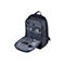 Offener schwarzer Laptop-Rucksack mit organisiertem Innenfach für Kabel, Maus, Stifte und Karten.