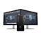Ein schwarzer HP Desktop-PC steht zwischen zwei Monitoren, die technische Zeichnungen zeigen.