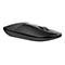 Ein schwarzes, ergonomisches Maus-Modell. Es liegt auf weißem Hintergrund.