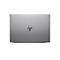 Ein silberfarbener Laptopdeckel mit dem HP-Logo, vor weißem Hintergrund.