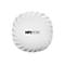 Appareil réseau HPE Aruba rond et blanc avec un motif triangulaire. HPE Aruba et les détails de fréquence sont sur le dessus.