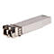 Ein silberner SFP-Transceiver-Modul mit Metallgehäuse vor weißem Hintergrund.