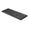 Schwarze kabellose HP-Tastatur im flachen Design aus der Perspektive.