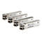 Plusieurs modules émetteurs-récepteurs SFP HPE métalliques avec étiquettes sur fond blanc. Les modules sont disposés légèrement en angle pour montrer leur forme et leurs marquages.
