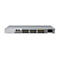 Ein silberfarbener HPE SN3600B FC Switch, Vorderansicht. Er hat zahlreiche Anschlüsse, darunter IOIOI, und eine Stromanschlussbuchse.