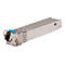 Metallfarbener SFP Transceiver. Mit blauem Verriegelungsbügel.