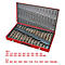 Offener roter Werkzeugkoffer mit Bohrer-Set. Beschriftung: 10 x 1,0-8,0 mm, 5 x 8,5-13,0 mm. Aufschriften in mm.