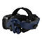 Ein Virtual-Reality-Headset, schwarz und blau, mit Kopfband und Ohrhörern. Auf der Seite steht "VIVE".