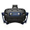 Eine schwarze VR-Brille mit blauen Akzenten und dem Schriftzug VIVE. Detailaufnahme mit weißem Hintergrund.