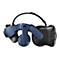 Blau-schwarzes VR-Headset auf weißem Hintergrund. Das Headset trägt den Schriftzug "VIVE".