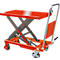 Orangefarbener Hubwagen mit Hebebühne, schwarzem Scherengitter und Griff.