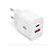Weißes USB-Ladegerät mit Steckern. Oben USB-C 20W, unten USB-A 18W. Auf der Seite ist ein Symbol abgebildet.