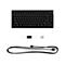Schwarze Gaming-Tastatur, Kabel, Tastenkappen-Abzieher und Logo. Die Tastatur hat mehrere Tasten und das HyperX-Logo.