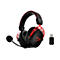 Schwarzes Headset mit roter Umrandung und Mikrofon, daneben ein USB-Dongle.
