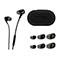 Schwarze In-Ear-Kopfhörer mit Zubehör: Ohrstöpsel und Etui. Das Logo von HyperX ist auf den Ohrhörern und dem Etui zu sehen.
