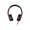 Casque noir avec des touches de rouge et câble, gros plan sur fond blanc.
