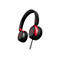 Casque circum-auriculaire noir avec des accents rouges et un logo rouge. Un câble pend.