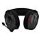 Schwarzes Gaming-Headset mit Mikrofon und rotem Knopf. Das Headset ist vor weißem Hintergrund platziert.