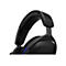 Nahaufnahme eines schwarzen Gaming-Headsets. Blaue Akzente und die Buchstaben "R" sind zu sehen.