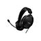 Schwarzes Gaming-Headset, seitlich dargestellt. Ein Mikrofon ragt heraus, Logo auf Ohrmuschel.
