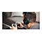 Person spielt Videospiel. Er trÃ¤gt ein Headset, hÃ¤lt Controller und sitzt auf einem Sofa.
