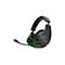 Casque de jeu noir avec des accents verts et un microphone, sur fond blanc.