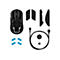 Souris de jeu noire et accessoires sur fond blanc. Souris avec motif en nid d'abeilles, câble, récepteur, autocollants.