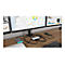 Plusieurs moniteurs sur un bureau en bois, connectÃ©s Ã  un hub et Ã  des accessoires. Des graphiques sont visibles sur les moniteurs.