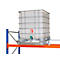 Ein weißer IBC-Container mit Metallrahmen auf einer orangefarbenen und blauen Regalstruktur.