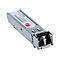 Ein silbernes SFP-Glasfaser-Transceiver-Modul mit weißem Etikett auf weißem Hintergrund.