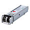 Ein silberner SFP-Transceiver-Modul mit weißem Aufkleber, isoliert vor weißem Hintergrund.