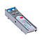 Ein silbernes SFP-Glasfaser-Transceiver-Modul mit blauem Entriegelungshebel vor weißem Hintergrund.