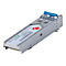Ein silbernes SFP-Transceiver-Modul mit einem blauen Entriegelungshebel auf weißem Hintergrund.