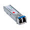 Ein silberner SFP-Transceiver-Modul mit einem blauen Entriegelungshebel vor neutralem Hintergrund.