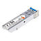 SFP-Glasfaser-Transceiver aus Metall mit blauem Entriegelungshebel und technischem Etikett auf weißem Grund.