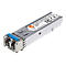Ein silberner SFP-Transceiver-Modul mit blauem Hebel und weißem Etikett vor weißem Hintergrund.