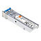 Silbernes SFP-Modul mit blauem Hebel und weißem Produktetikett vor weißem Hintergrund.